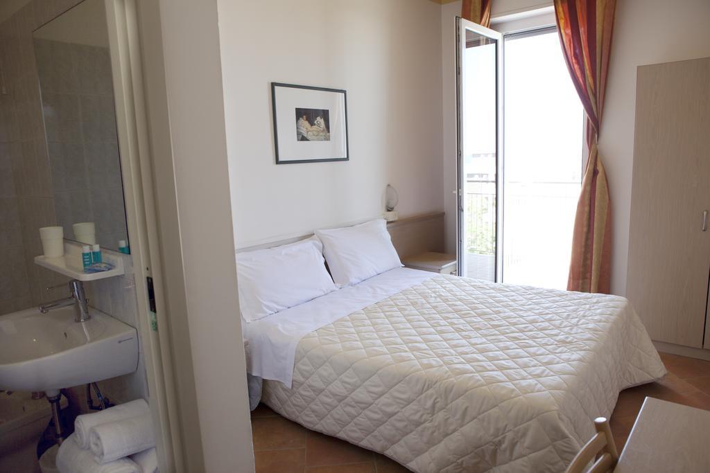 Hotel Salsedine " 5 Mt From The Beach ! " Rimini Dış mekan fotoğraf