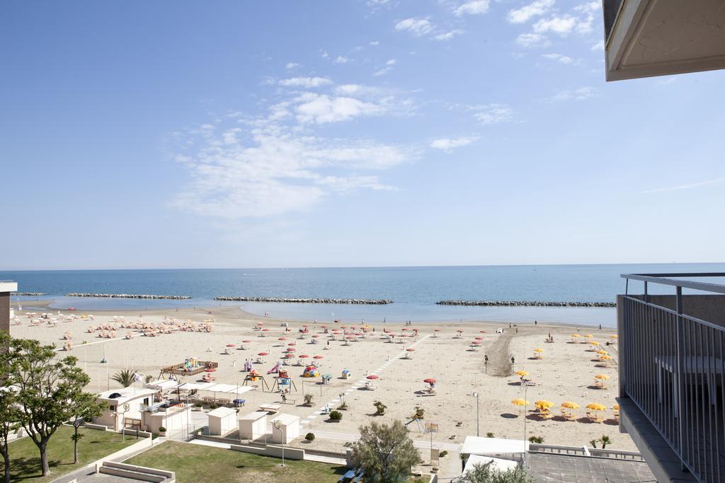 Hotel Salsedine " 5 Mt From The Beach ! " Rimini Dış mekan fotoğraf